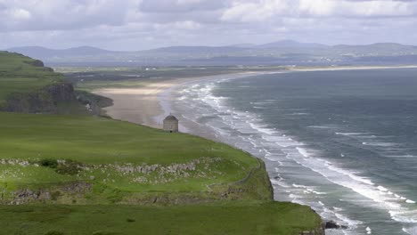 Playa-Cuesta-Abajo-Y-Templo-Mussenden-En-La-Ruta-Costera-De-La-Calzada,-Irlanda-Del-Norte