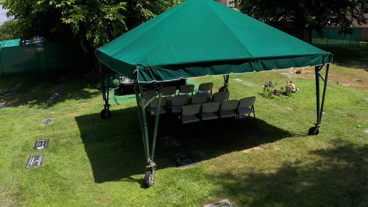 캘리포니아 의 장례식장 에 묻히기 위해 준비 된 무덤 의 공중 에서 내려오는 클로즈업  ⁇