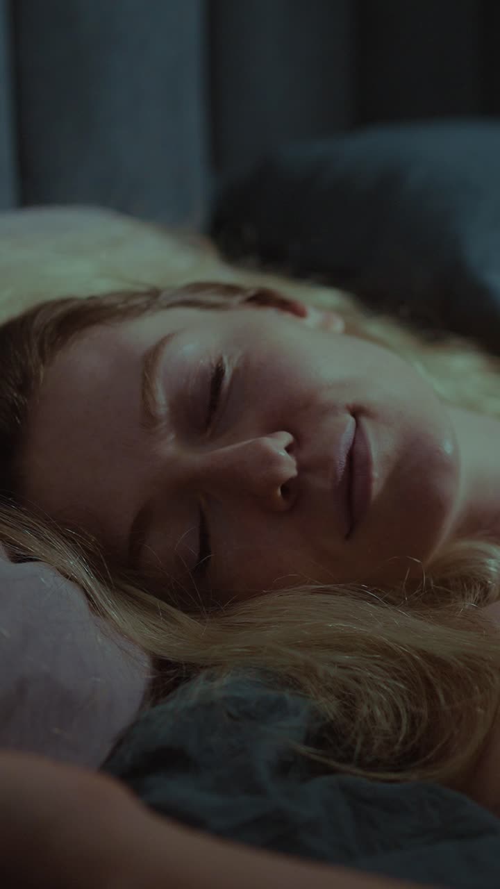 mujer durmiendo en la cama