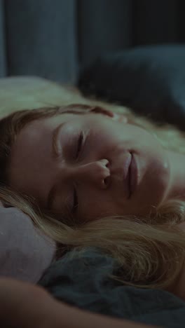 mujer durmiendo en la cama