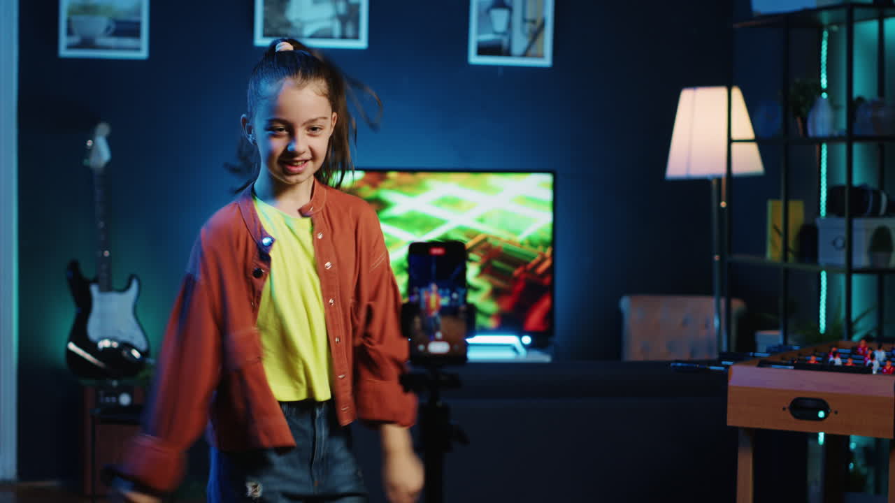 niña haciendo buenos movimientos de baile, filmando un desafío viral usando su teléfono inteligente
