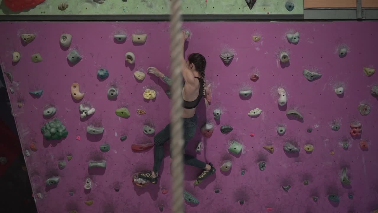 mujer escalando rocas