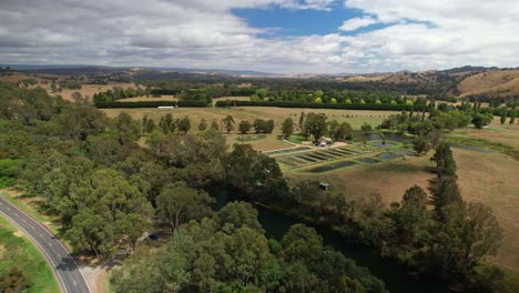 sur la rivière goulburn vers des terres agricoles avec des étangs et des haies près d'eildon, victoria, australie