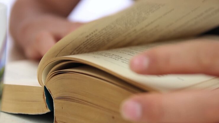 Studente che ricerca informazioni su un libro per i compiti