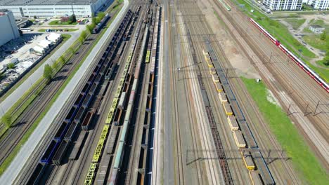 Volando-Sobre-La-Estación-De-Ferrocarril-Industrial-Con-Trenes-De-Carga-Y-Contenedores-De-Carga