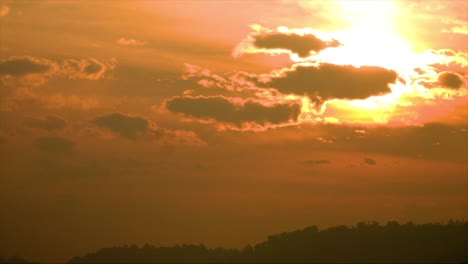 Nubes-De-Lapso-De-Tiempo,-Nubes-Hinchadas-Rodantes-Se-Están-Moviendo,-Bosque-En-Segundo-Plano