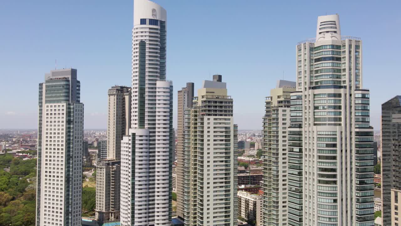 toma aérea de paralaje de edificios de gran altura en la costanera de puerto madero, buenos aires
