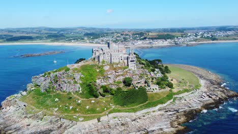 aussicht vom meer auf die 15. jahrhundert-schlosskapelle von st. michael's mount in cornwall im süden englands