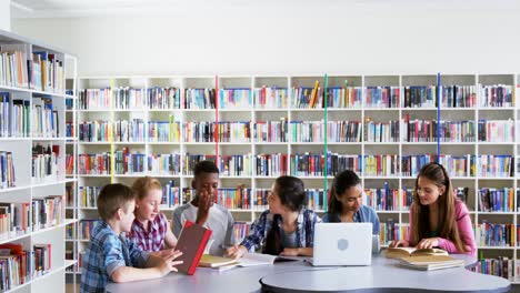 escolares estudiando en la biblioteca 4k