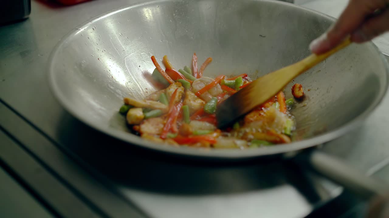cocinar asados verduras frescas con camarones en una sartén los agita