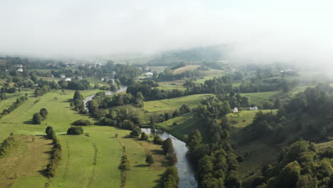 Wunderschönes-Ackerland-Und-Landschaft-Unter-Niedrigem-Nebel-Im-Europäischen-Land-Bosnien