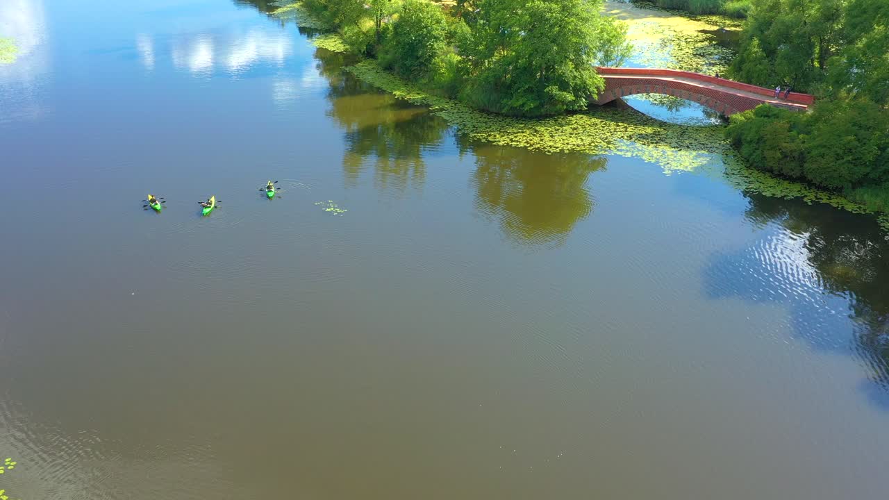 숲에서 관광객, 카누 또는 카약의 조감도