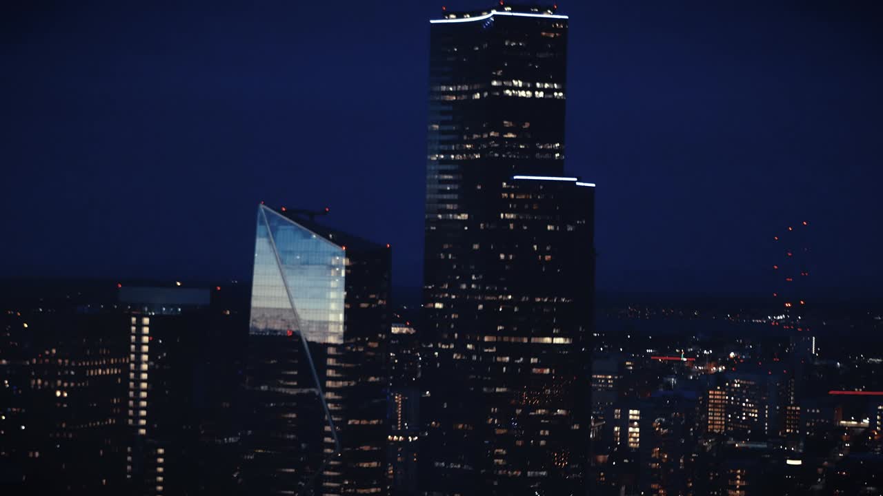 seattle, washington, la torre de columbia en la noche desde el aire.