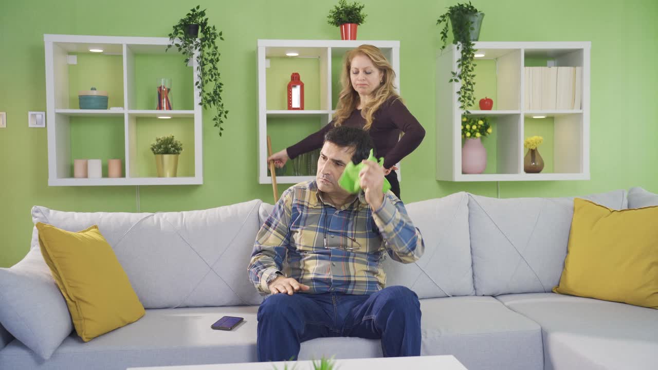 муж, который не помогает своей жене, получает порицание от своей жены.