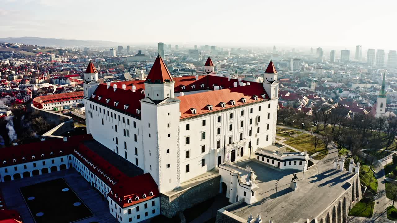fotografía aérea del castillo de bratislava, un punto de referencia histórico de la república eslovaca