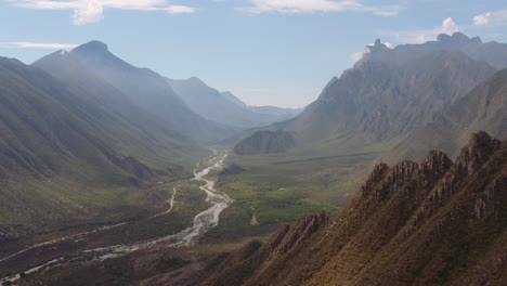 impresionante, amplia vista aérea del río que atraviesa el valle bordeado por escarpados acantilados y montañas cerca de monterrey, méxico y el parque la huasteca