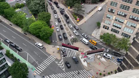 La-Ciudad-De-Nueva-York-Mirando-Los-Edificios-Y-Luego-Hacia-El-Atasco-De-Tráfico.