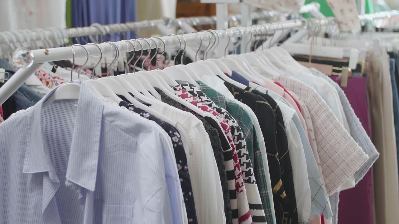 부티크의 선반에 있는 커에 있는 다양한 의류