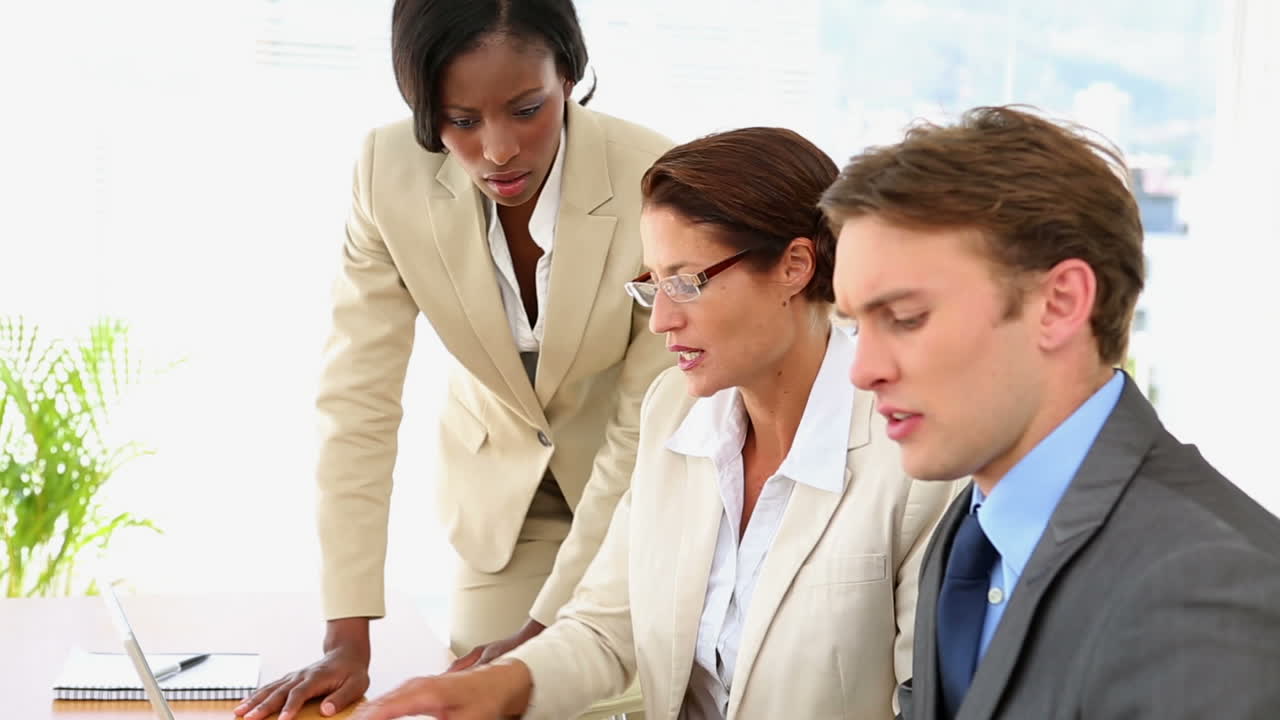 hombres de negocios discutiendo su trabajo