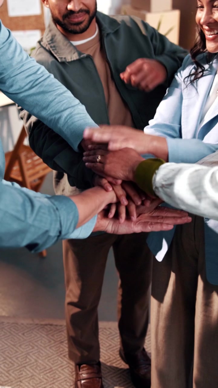Equipe de Negócios Diversa de Mãos Dadas no Escritório