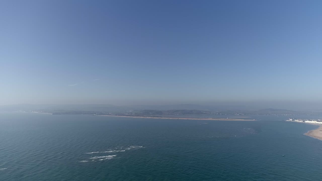 서쪽을 바라보며 먼 거리에서 공중에 떠 있는 멍청한 워렌