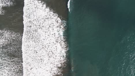 Vista-Aérea-De-Las-Olas-Del-Océano-Que-Van-Hacia-La-Costa-En-La-Playa-Dominical-En-Costa-Rica,-Estática-De-Arriba-Hacia-Abajo