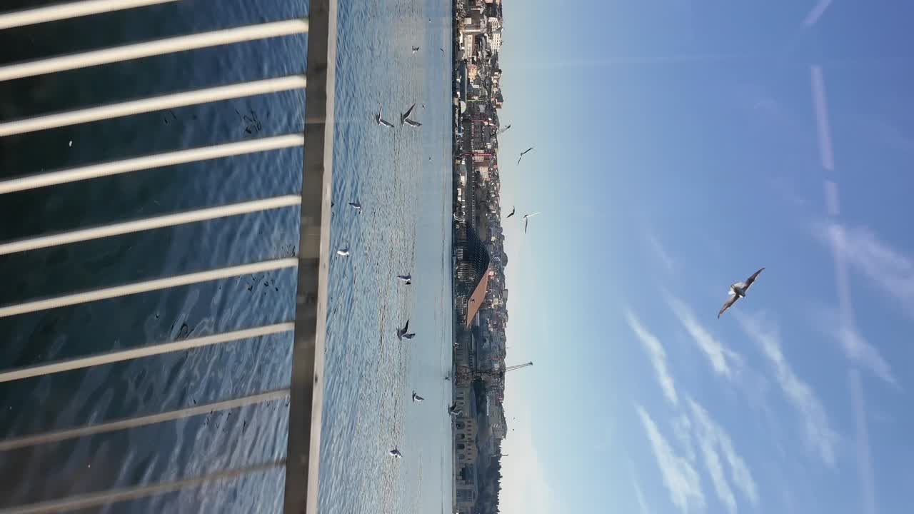 vista de la orilla del mar de estambul desde un ferry