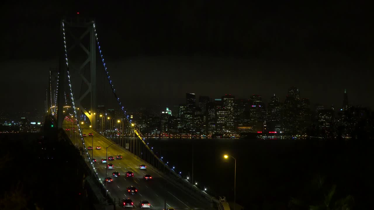 밤 2의 베이 브리지 위에서 샌프란시스코의 아름다운 전망
