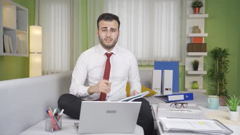 el empresario que está aburrido y abrumado por el trabajo es infeliz.