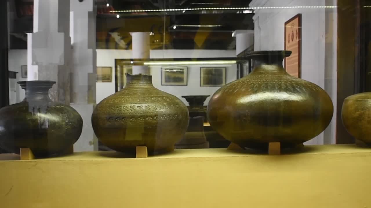 antiguas vasijas de barro en un museo