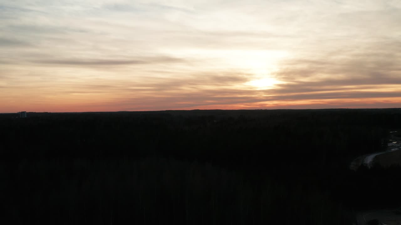 paisaje nublado pastel con sol, toma aérea con zoom horizontal