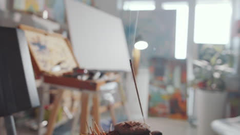 quemando incienso en el estudio de arte