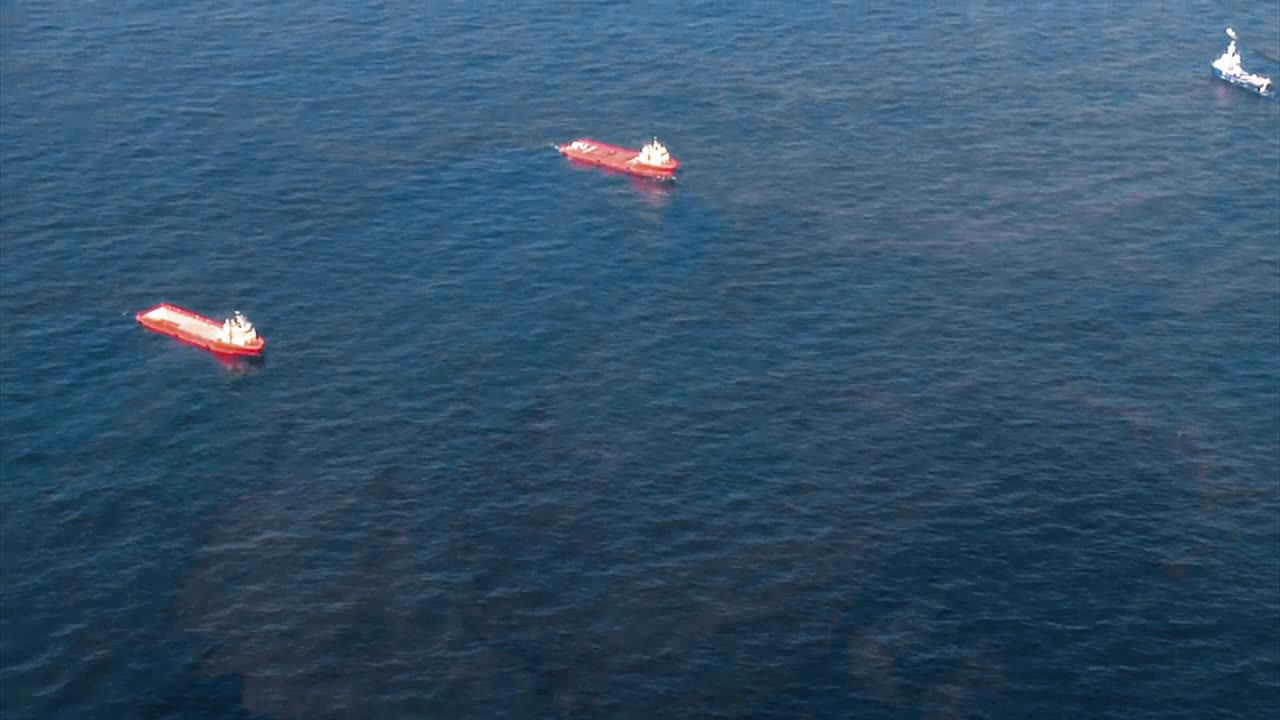 аэрофотоснимок нефтяного пятна на воде, образовавшегося в результате разлива нефти компании bp в 2010 году