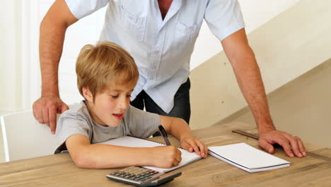 Vater-Hilft-Seinem-Sohn-Bei-Den-Mathe-Hausaufgaben