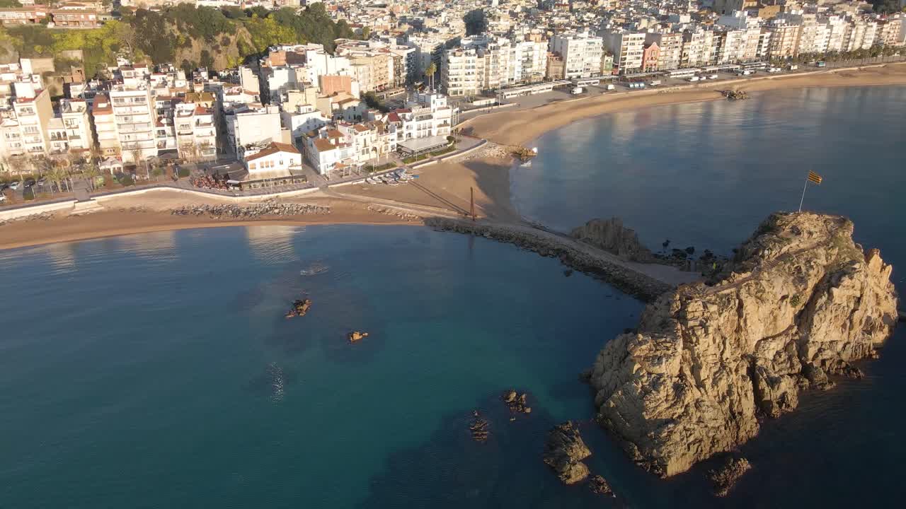 Luftvideo af Blanes Girona med drone, middelhavsstrand uden mennesker, krystalklart turkist vand, by i Costa Brava, europæisk turisme