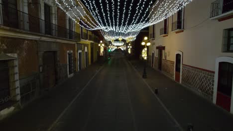 Imágenes-De-Drones-De-Las-Decoraciones-Navideñas-De-Luces-En-Las-Coloridas-Calles.