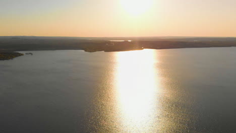 Puesta-De-Sol-Dorada-Sobre-El-Lago-De-Texas