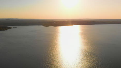 puesta de sol dorada sobre el lago de texas
