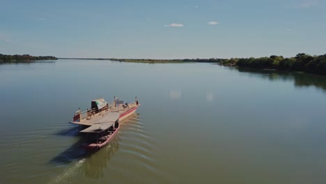 pequeño ferry vacío navega a través del río sao francisco en las zonas rurales de brasil