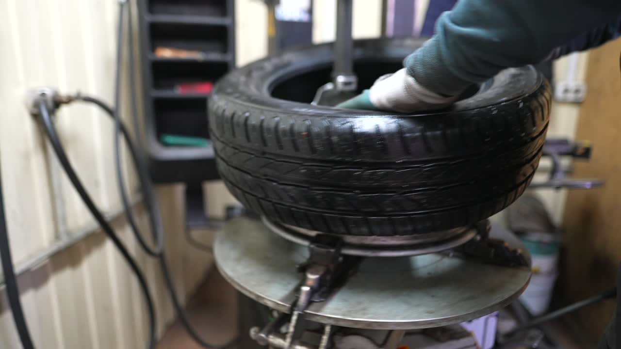 cambio de neumáticos de automóvil en un taller de reparación