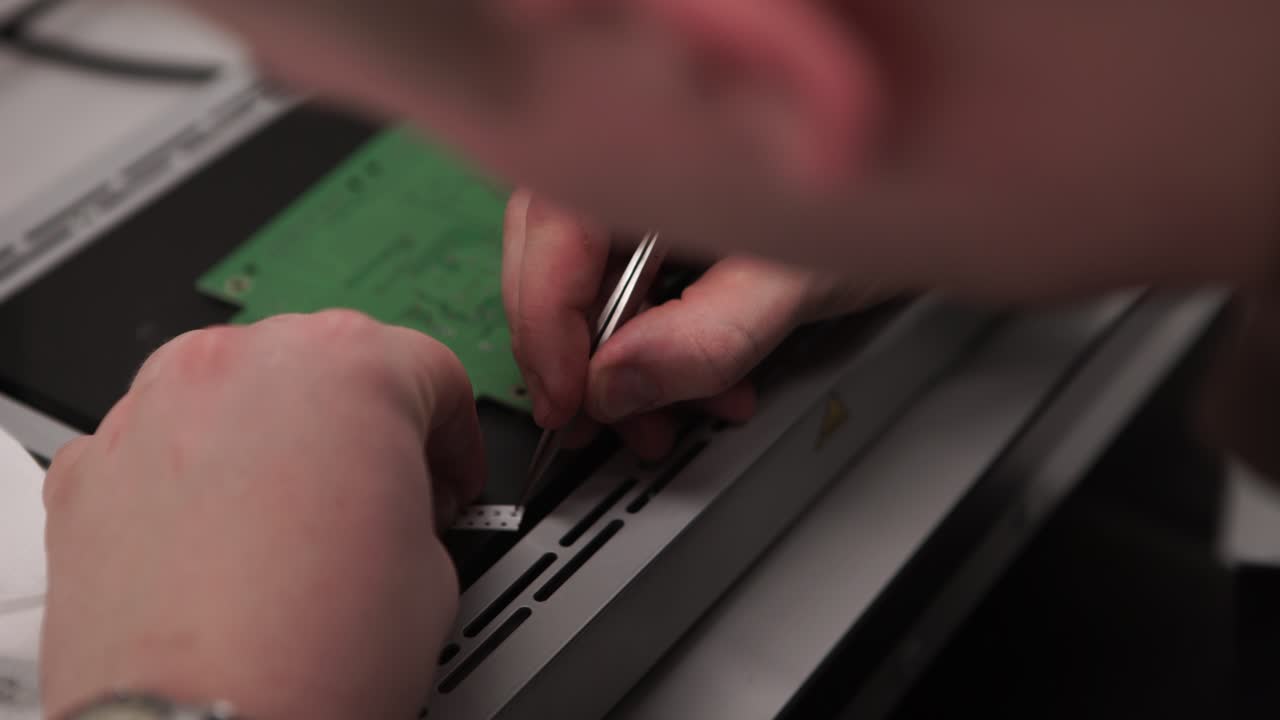 техник по ремонту электронных плат