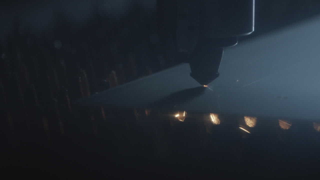 el láser se mueve sobre la superficie mientras crea chispas.