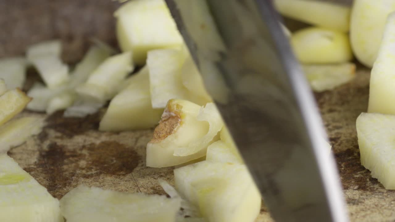 Verse knoflookteentjes snijden op een snijplank, close-up keukenvoorbereiding