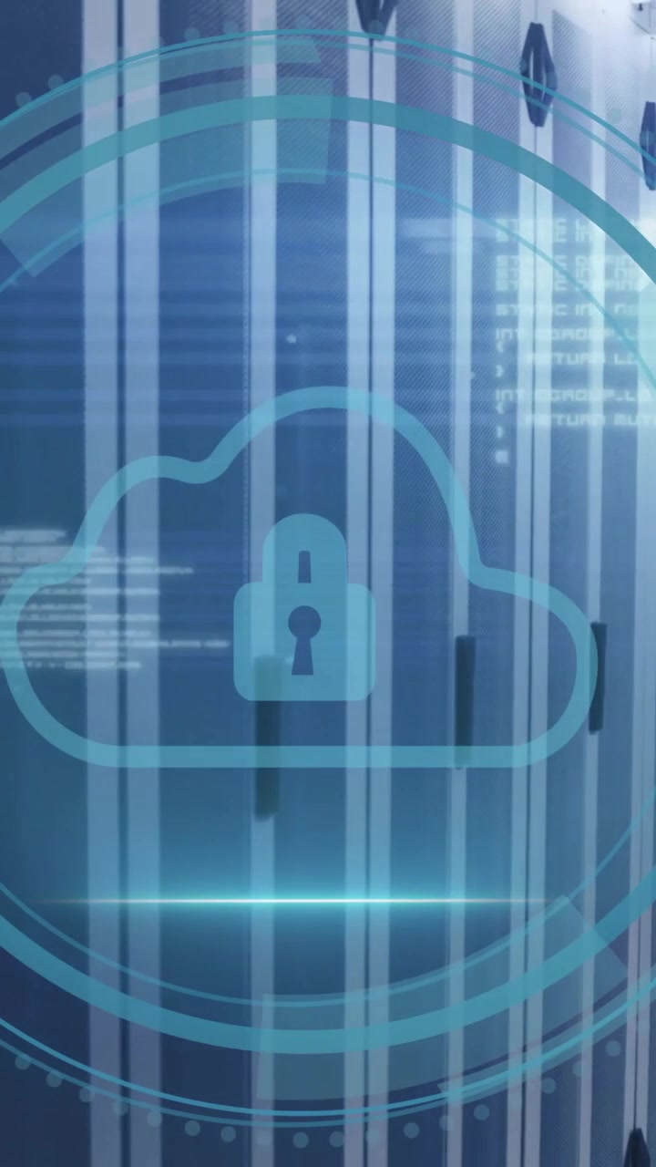 Animazione di icona di lucchetto e nuvola e elaborazione dati digitali su server informatici