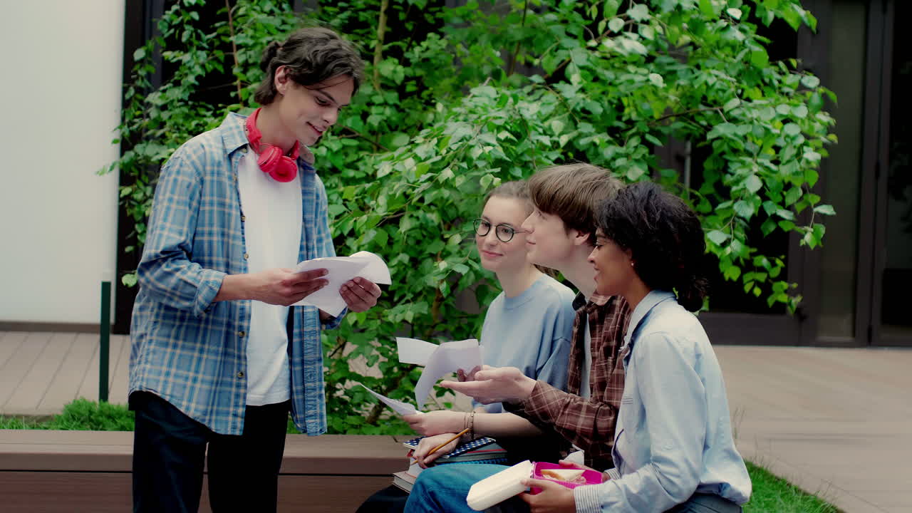 대학 캠퍼스의 다민족 친구들.