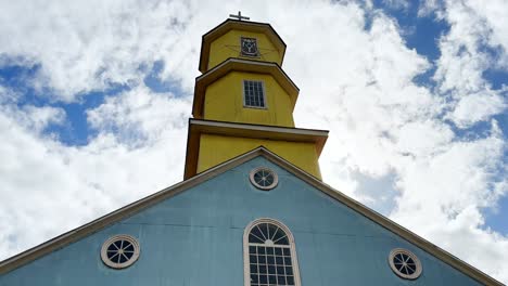 Blick-Hinauf-Zum-Gelben-Turm-Der-Historischen-Blauen-Patrimonialkirche,-Chonchi,-Chiloé,-Chile