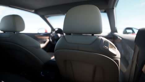 una vista de cerca de los asientos traseros de un coche moderno.