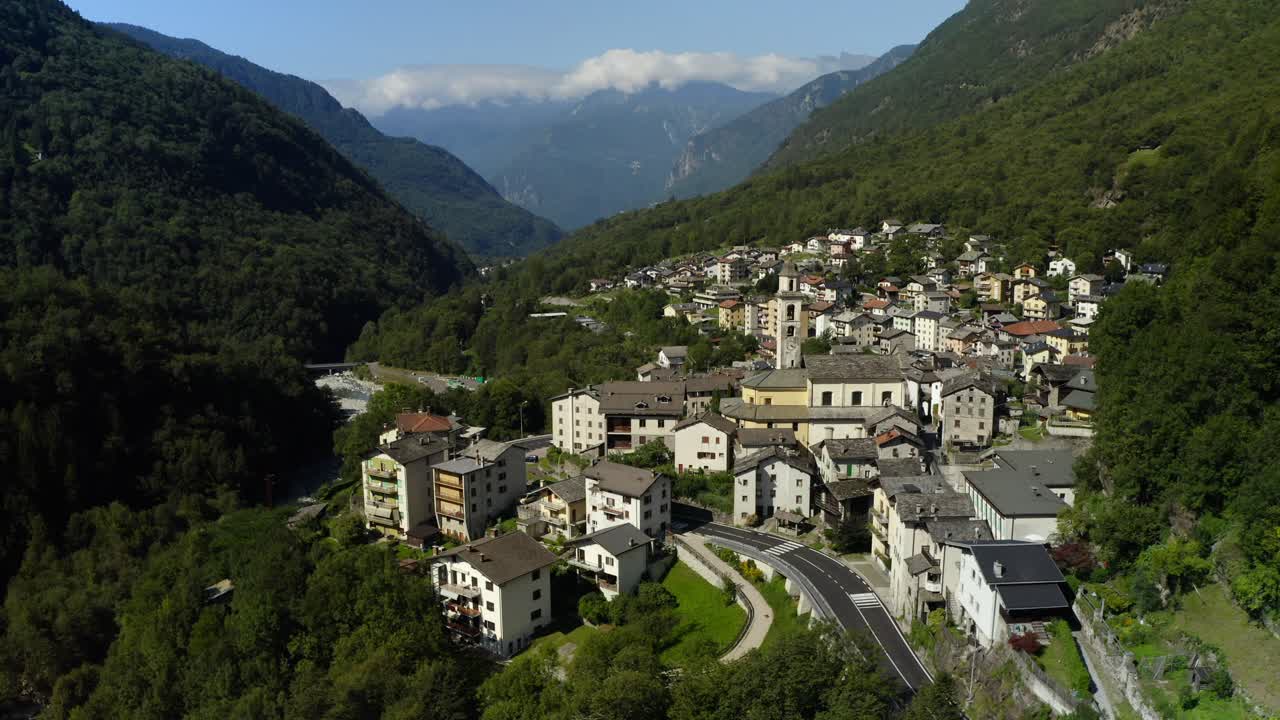 vista aérea de la comuna de piuro ubicada en el valle de lombardía