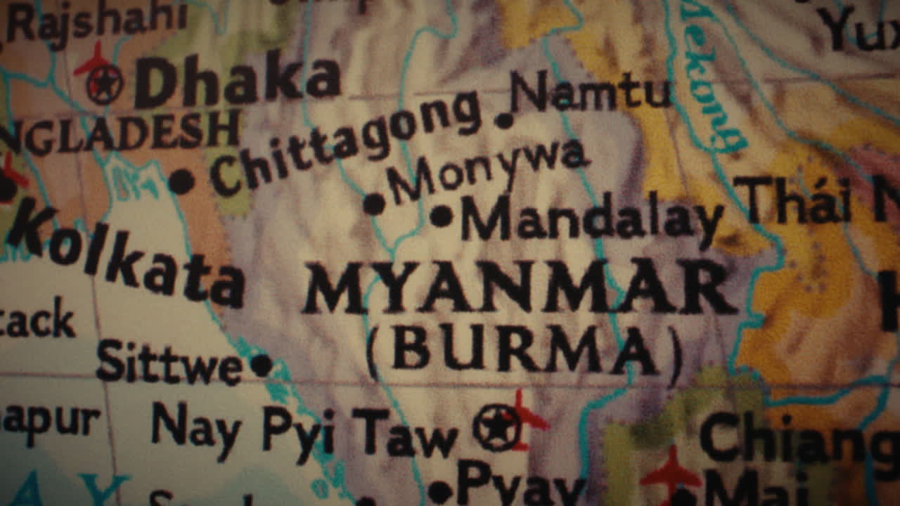 Tampilan dekat peta fisik yang menunjukkan Myanmar (Burma) dan negara-negara di sekitarnya