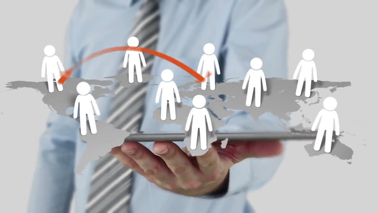 hombre de negocios usando una tableta para ver un holograma